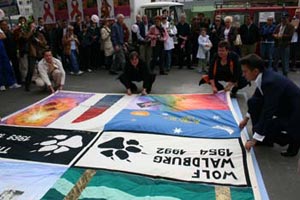 Feierliche Quiltaufbreitung am AIDS-Memorial-Day 2004