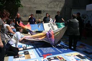 Feierliche Quiltaufbreitung am AIDS-Memorial-Day 2005