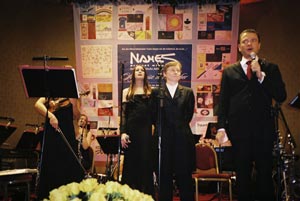 Der neue Präsentationsquilt beim Regenbogenball 2004