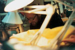 Peter Holub bei der Arbeit in seiner Schneiderwerkstatt