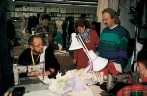 Die Arbeit an den Erinnerungstüchern der Werkstatt