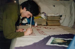 Die Arbeit an den Erinnerungstüchern der Werkstatt